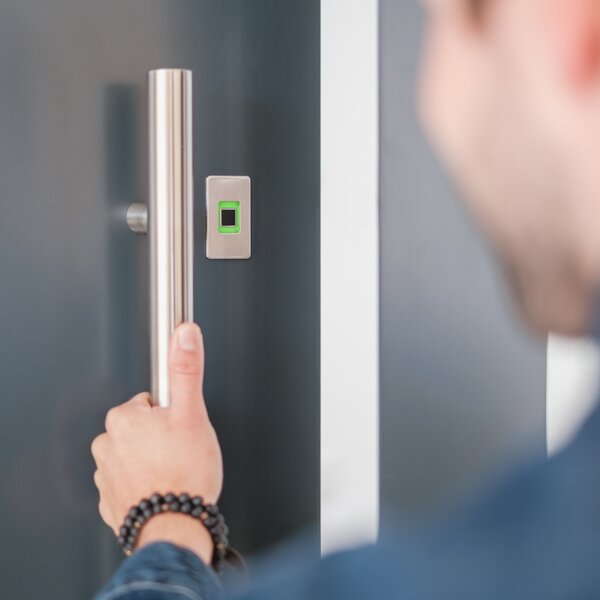 Aluminium Haustür mit Fingerscanner
